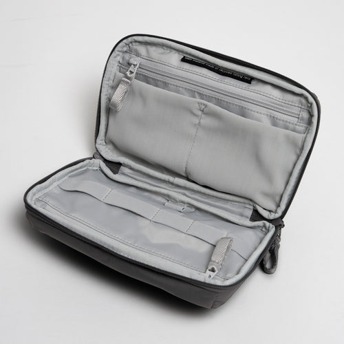 COMMUTER TECH POUCH Tasche in shark (Dunkelgrau), geöffnet mit Innenfächern.