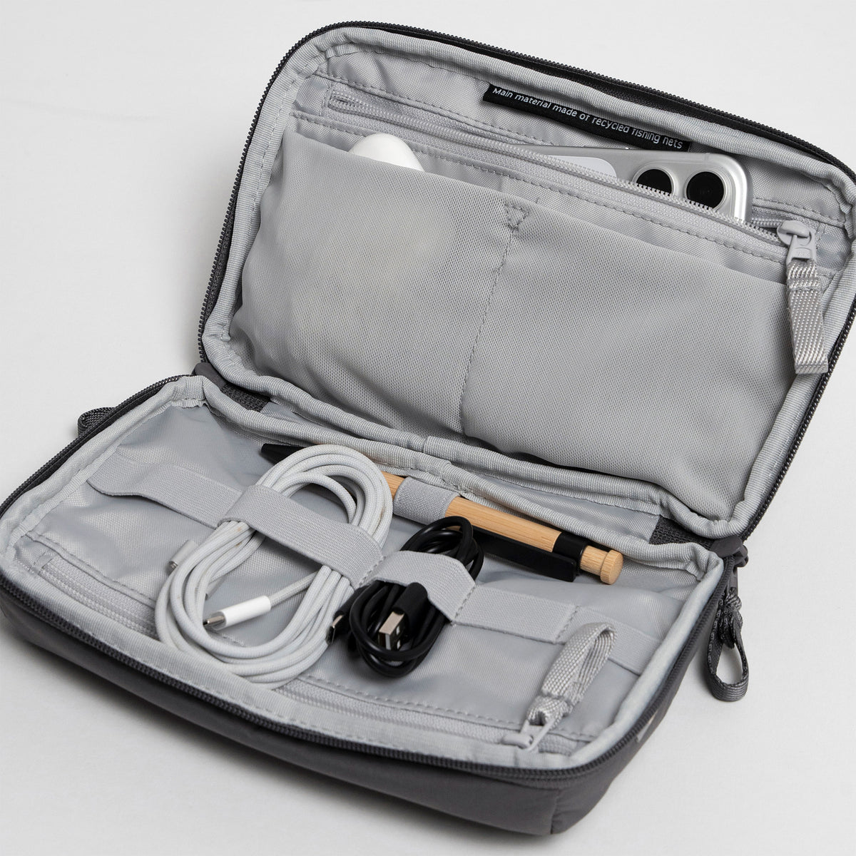 COMMUTER TECH POUCH Accessoires in shark (Dunkelgrau) geöffnet, zeigt Innenfächer und Zubehör.