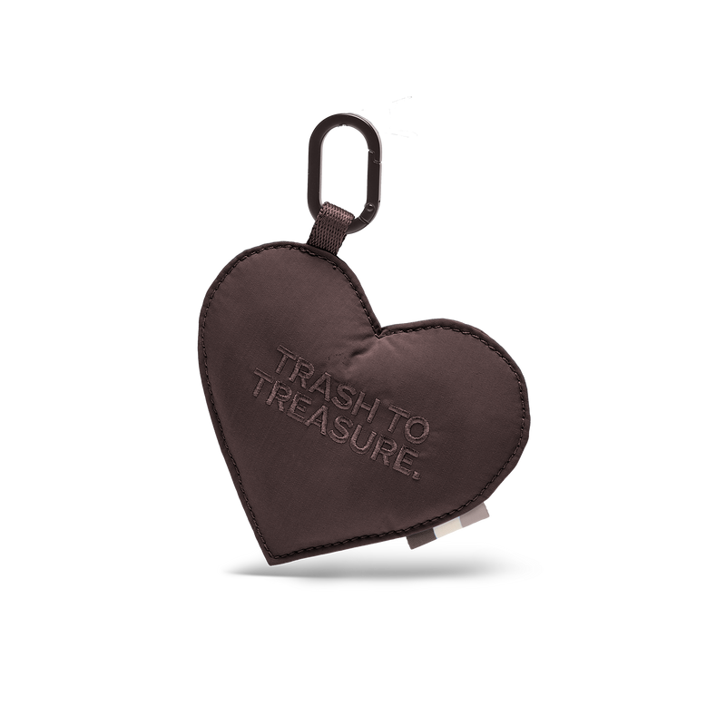 TREASURE CHARM accesorio in sea lion en una toma de estudio frontal.