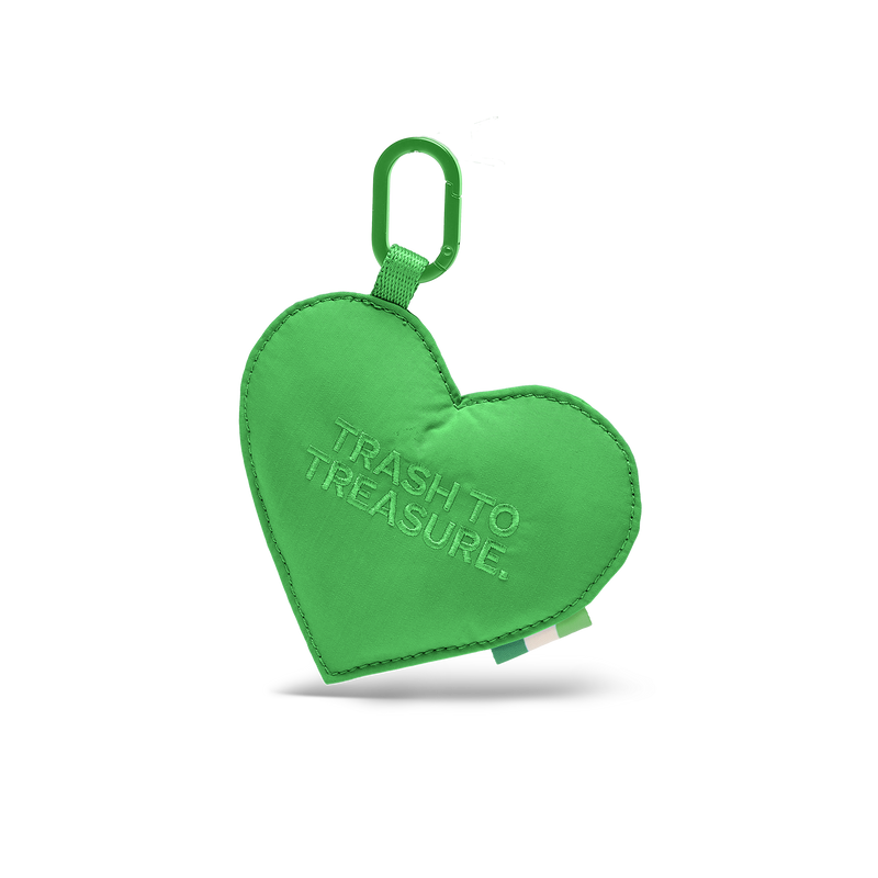 TREASURE CHARM accesorio: colgante de corazón con mosquetón y la inscripción TRASH TO TREASURE, vista frontal.