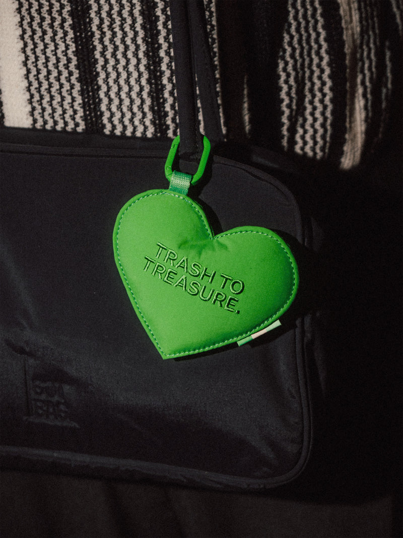 TREASURE CHARM doplněk, srdíčkový přívěsek s nápisem TRASH TO TREASURE na tašce.