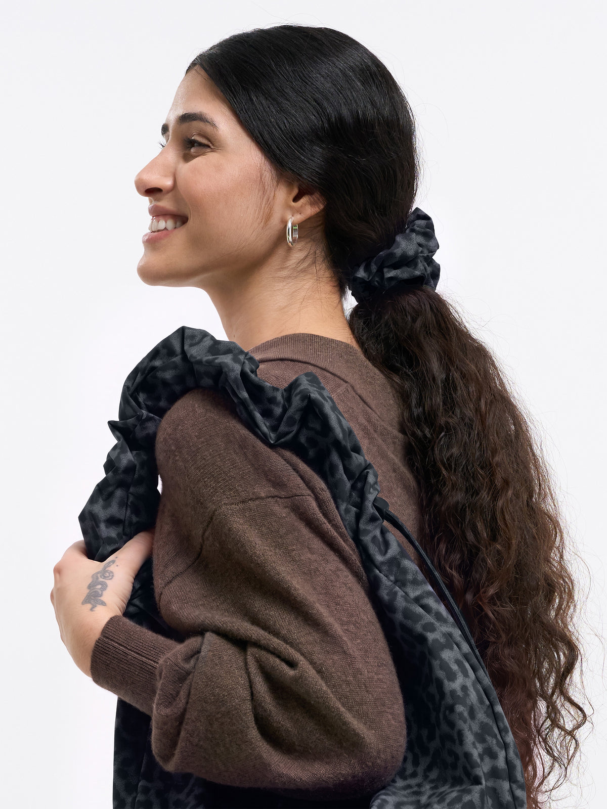 SCRUNCHIE CAT SHARK Accessoires in black (Schwarz) von einer Frau am Arm gehalten.