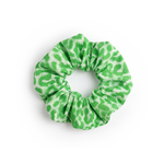 SCRUNCHIECATSHARK accessoire en leafsheep avec un motif vert et blanc irrégulièrement tacheté, plan détaillé.