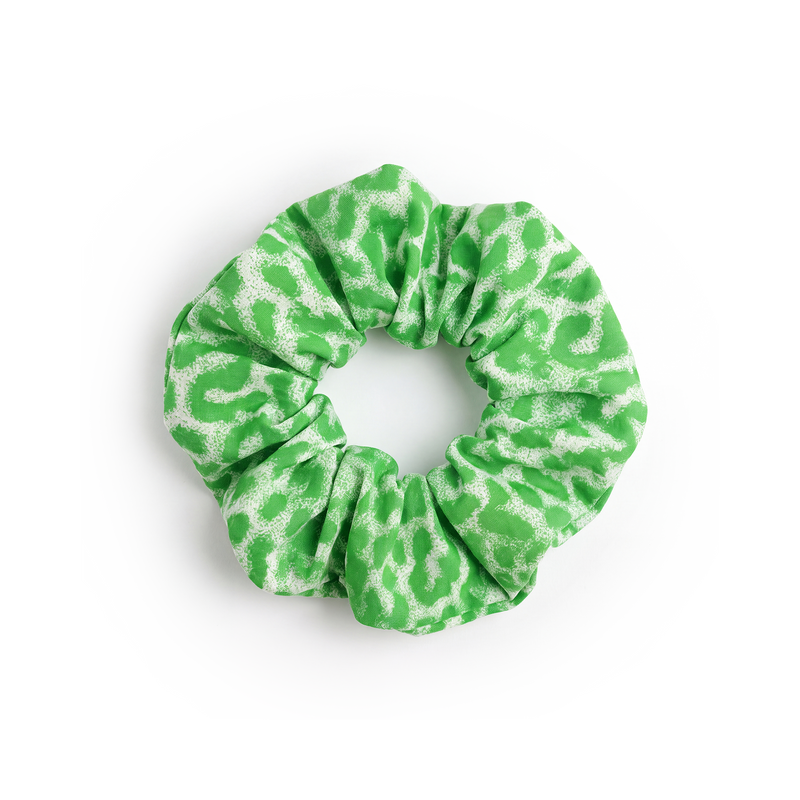 SCRUNCHIECATSHARK accessoire in leafsheep met groen-wit, onregelmatig gevlekt patroon, detailopname.