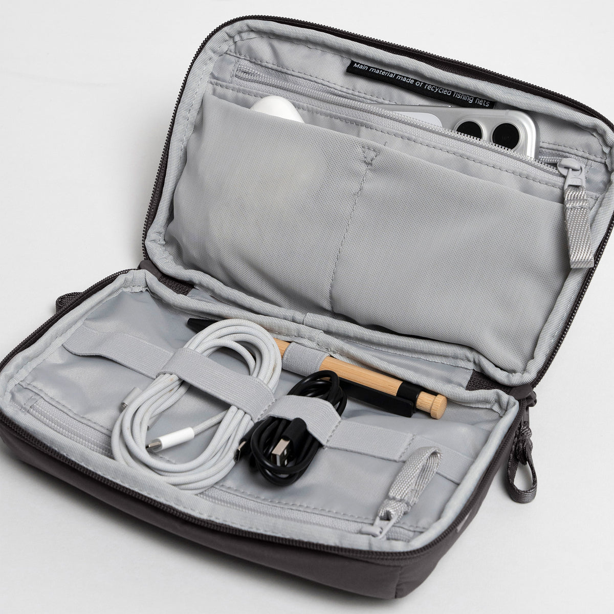 AC0511XX TECH POUCH Accessoire in mussel (dunkles Braun-Grau) als Innenansicht gefüllt.
