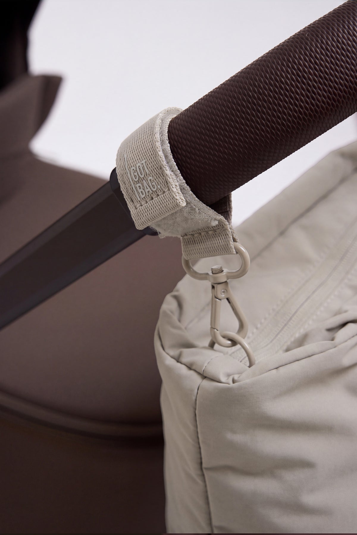 STROLLER STRAP Accessoires in scallop (helles Beige), Detailaufnahme.