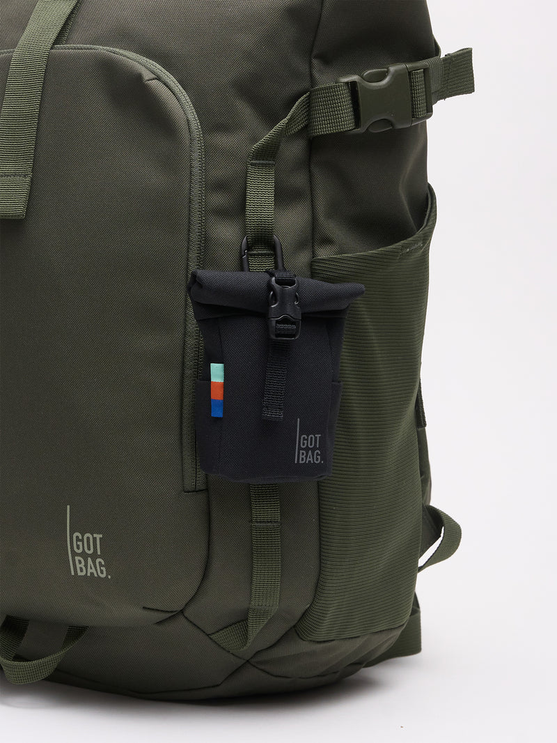 ROLLTOP ADVENTRUE Rucksack in algae (Dunkelgrün mit Graustich), Detailansicht mit einem schwarzen Accessoire.