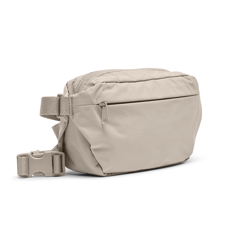 ADAPT SLING BAG Tasche in scallop (helles Beige) in diagonaler Ansicht.