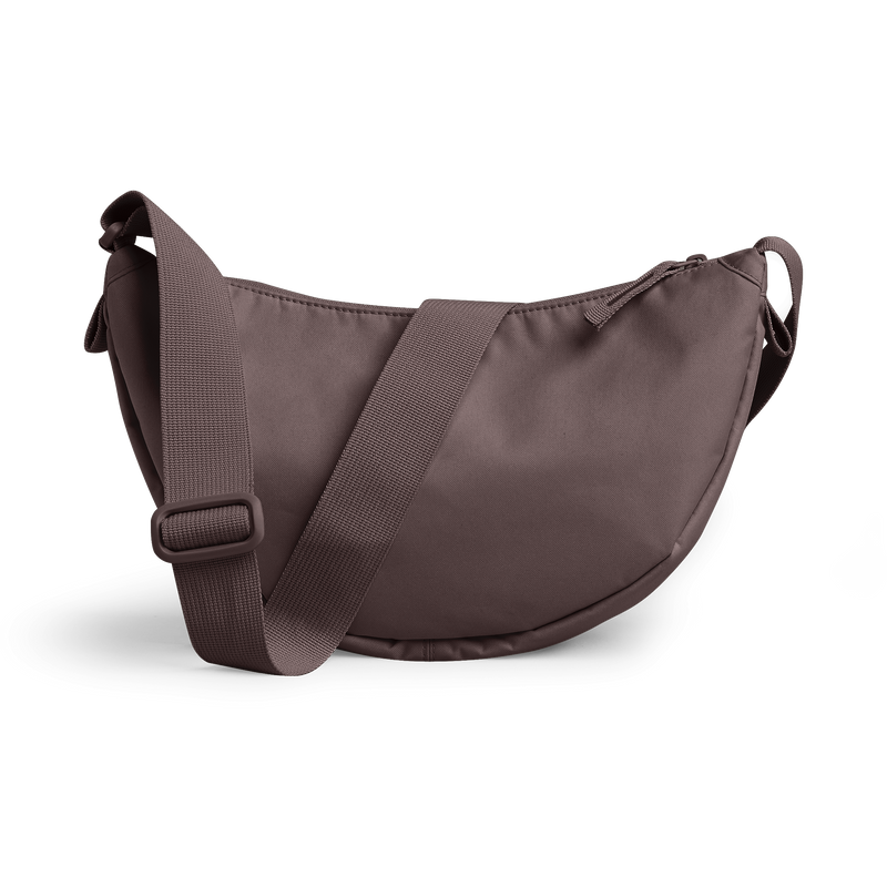 MOON BAG SMALL MONOCHROME Tasche in sea lion (dunkles Schokobraun) als Studioaufnahme in Rückansicht.