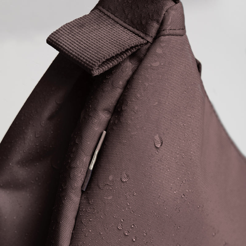 MOON BAG SMALL MONOCHROME Tasche in sea lion (dunkles Schokobraun) als Detailaufnahme.