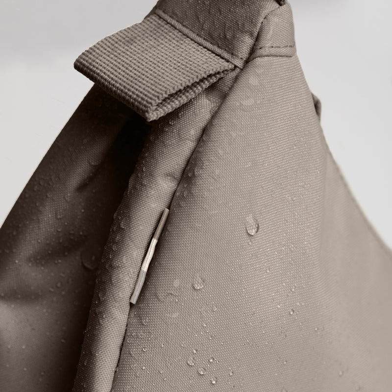 MOON BAG SMALL MONOCHROME Tasche in seal (dunkler Beigeton) als Detailaufnahme.