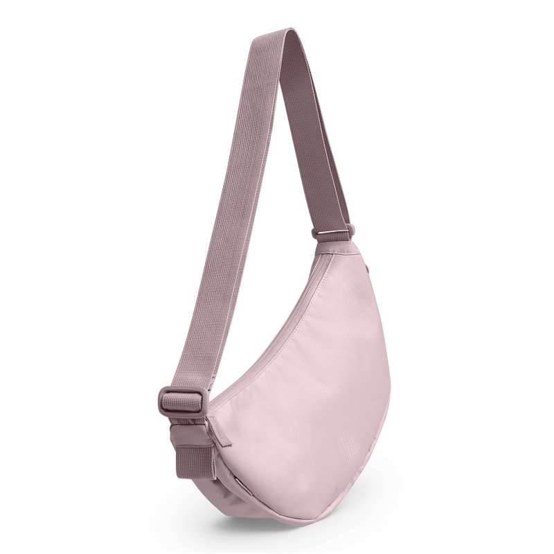 MOON BAG SMALL MONOCHROME Tasche in pink dolphin (blasses Hellrosa) in diagonaler Ansicht.