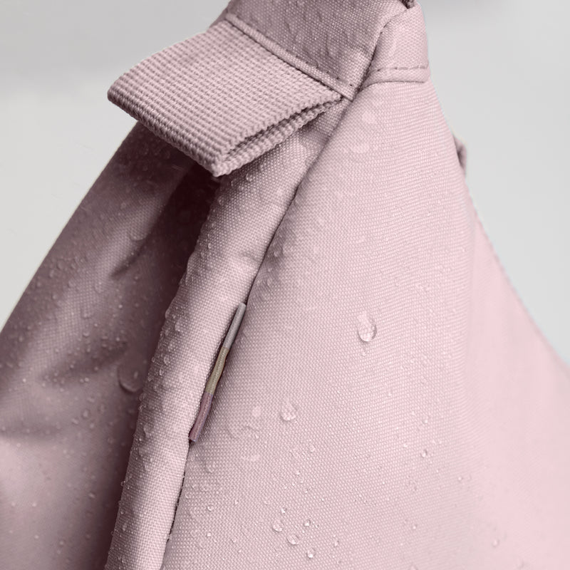 MOON BAG SMALL MONOCHROME Tasche in pink dolphin (blasses Hellrosa) als Detailaufnahme.