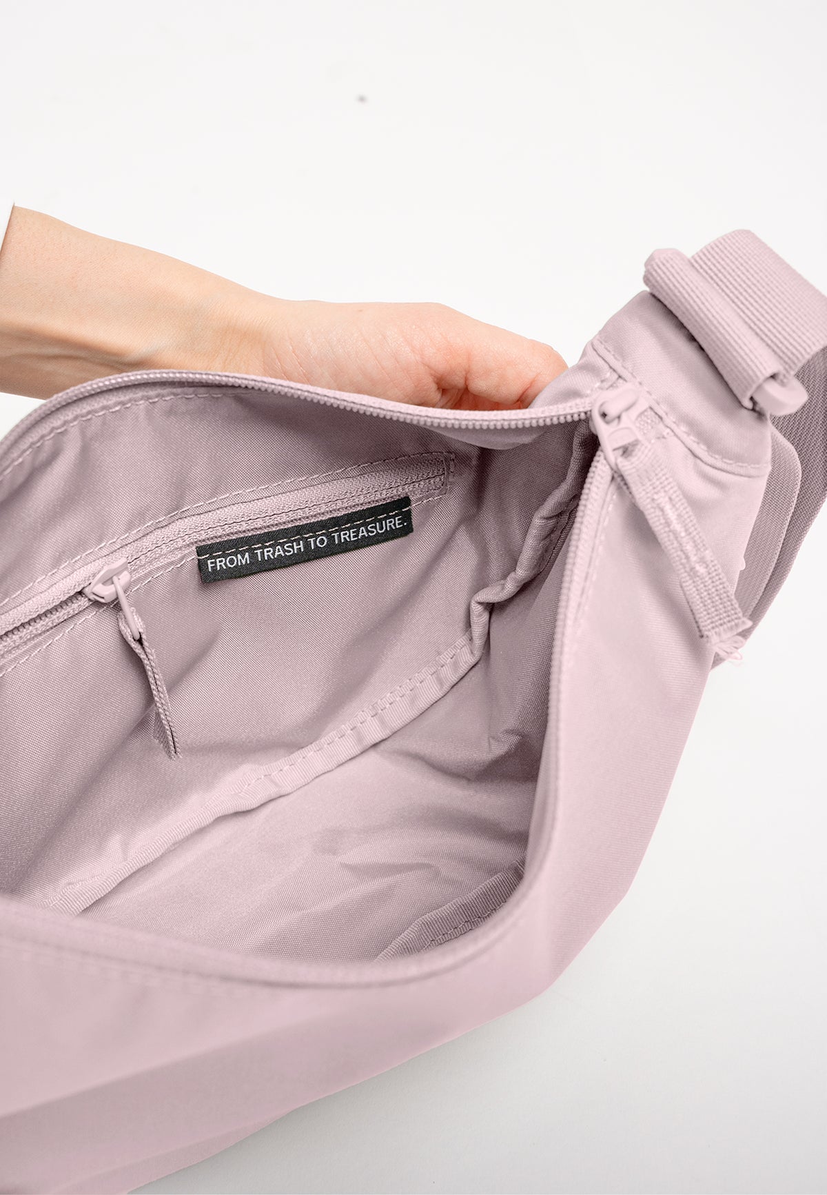 MOON BAG SMALL MONOCHROME Tasche in pink dolphin (blasses Hellrosa), innen mit Label FROM TRASH TO TREASURE und Reißverschlusstasche.