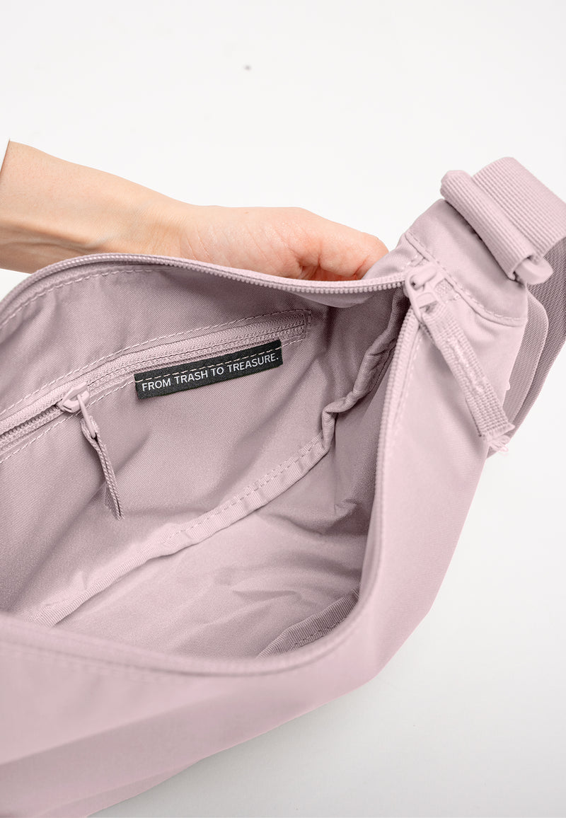 MOON BAG SMALL MONOCHROME Tasche in pink dolphin (blasses Hellrosa), innen mit Label FROM TRASH TO TREASURE und Reißverschlusstasche.