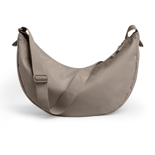 MOON BAG LARGE MONOCHROME Tasche in seal (dunkler Beigeton) als Studioaufnahme in Rückansicht.