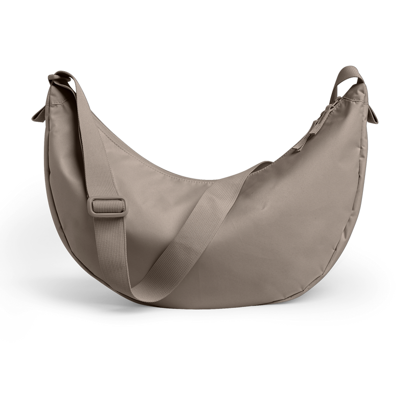 MOON BAG LARGE MONOCHROME Tasche in seal (dunkler Beigeton) als Studioaufnahme in Rückansicht.