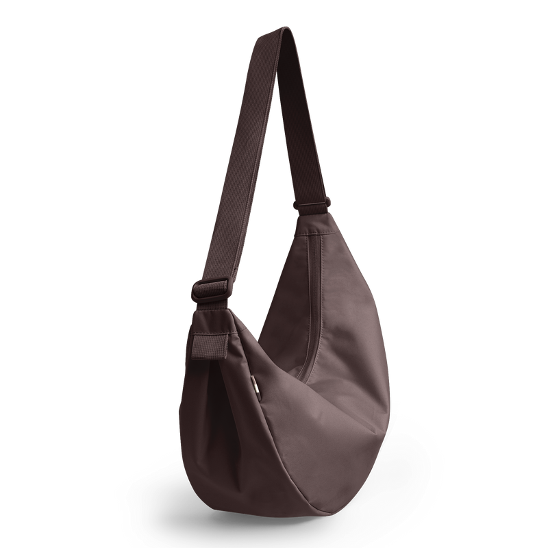 MOON BAG LARGE MONOCHROME Tasche in sea lion (dunkles Schokobraun) als Studioaufnahme.