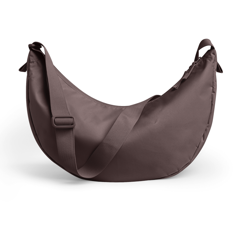 MOON BAG LARGE MONOCHROME Tasche in sea lion (dunkles Schokobraun) als Studioaufnahme in Rückansicht.