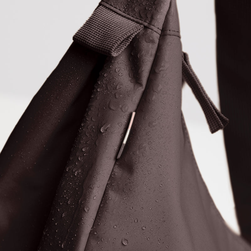 MOON BAG LARGE MONOCHROME Tasche in sea lion (dunkles Schokobraun) als Detailaufnahme.