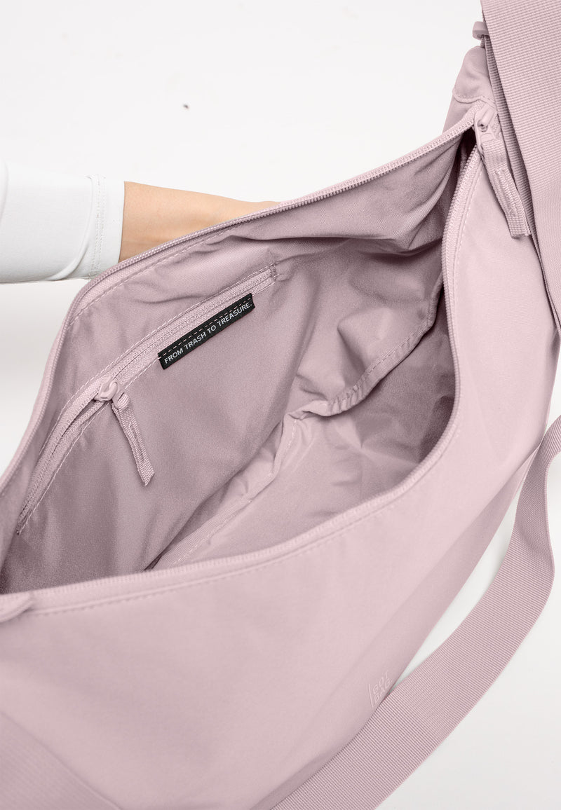 MOON BAG LARGE MONOCHROME Tasche in pink dolphin (blasses Hellrosa) mit Innenansicht, Reißverschluss und FROM TRASH TO TREASURE Etikett.