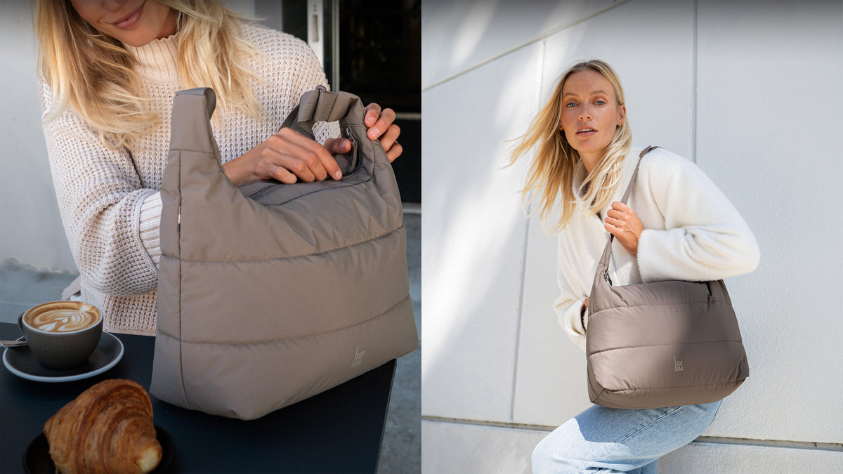 PUFFER SQUARE BAG LARGE MONOCHROME Tasche in oyster (klassisches Taupe-Braun) von einer Frau über der Schulter getragen.