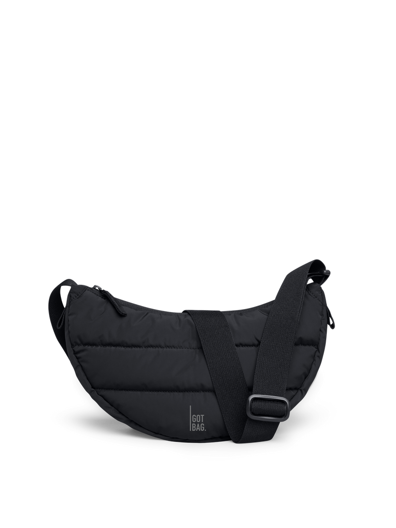 PUFFER MOON BAG SMALL Tasche in black (Schwarz) als Studioaufnahme in Frontansicht.