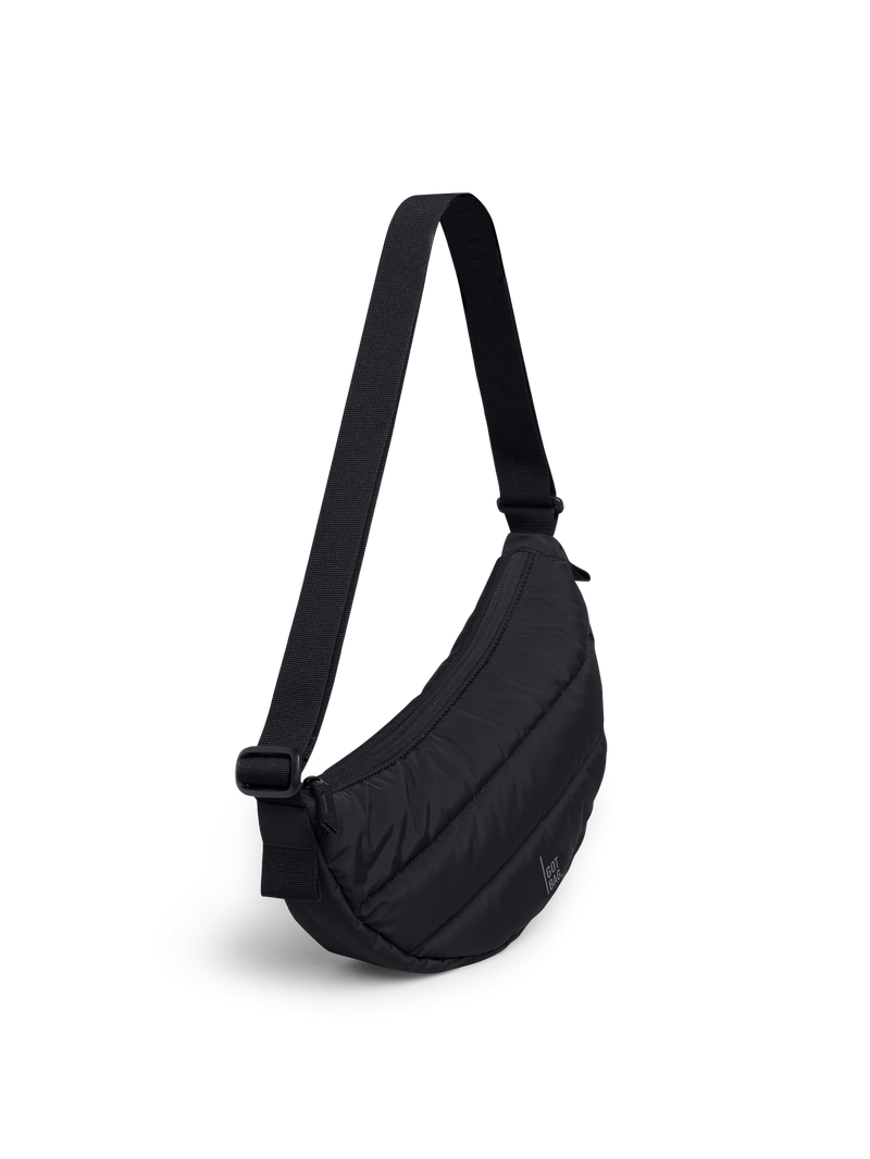 PUFFER MOON BAG SMALL Tasche in black (Schwarz) als Studioaufnahme in schräger Ansicht.