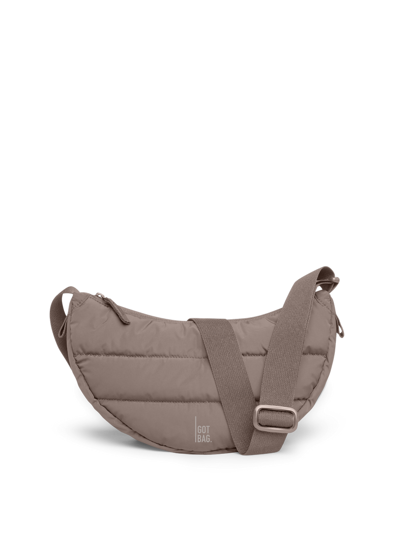 PUFFER MOON BAG SMALL Tasche in oyster (klassisches Taupe-Braun) als Studioaufnahme in Frontansicht.