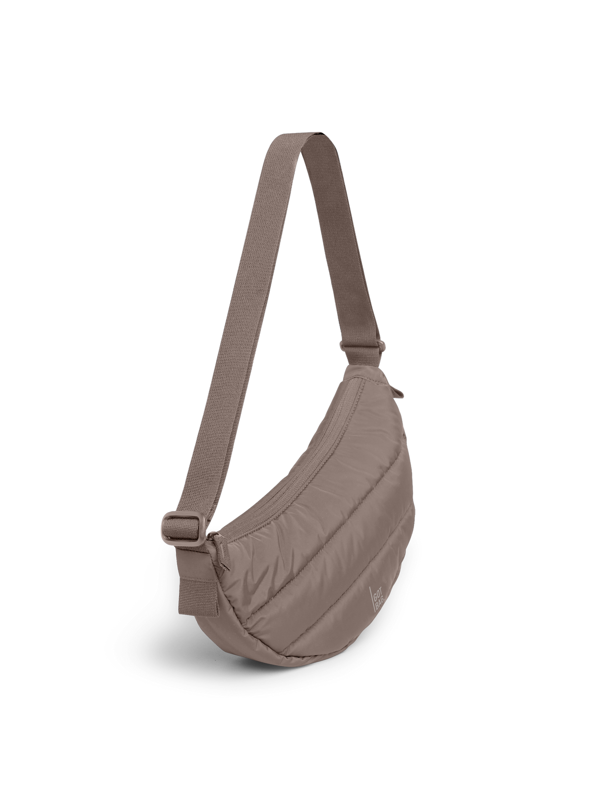 PUFFER MOON BAG SMALL Tasche in oyster (klassisches Taupe-Braun) als Studioaufnahme in diagonaler Ansicht.