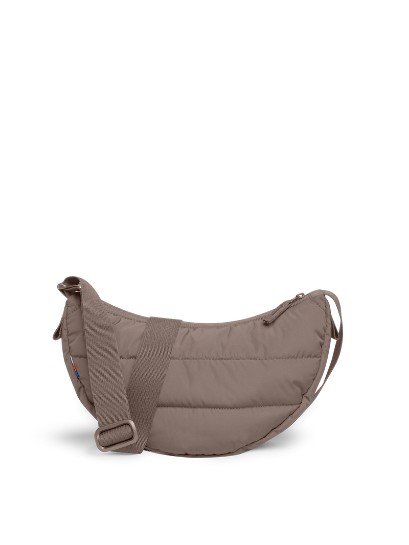 PUFFER MOON BAG SMALL Tasche in oyster (klassisches Taupe-Braun) als Studioaufnahme in Rückansicht.