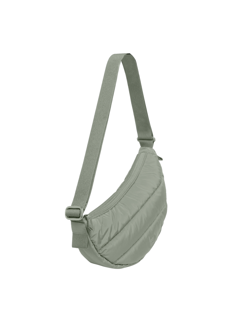 PUFFER MOON BAG SMALL Tasche in bass (Salbeigrün) als Studioaufnahme in diagonaler Ansicht auf weißem Hintergrund.