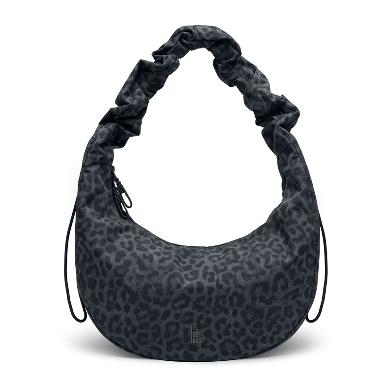 MOON BAG RUFFLE CAT SHARK Tasche in shark (Dunkelgrau) mit Leopardenmuster in Frontansicht.