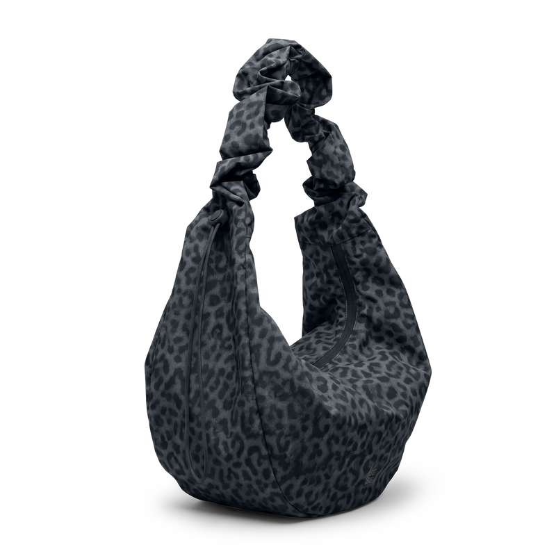 MOON BAG RUFFLE CAT SHARK Tasche in black (Schwarz) in Schrägansicht.