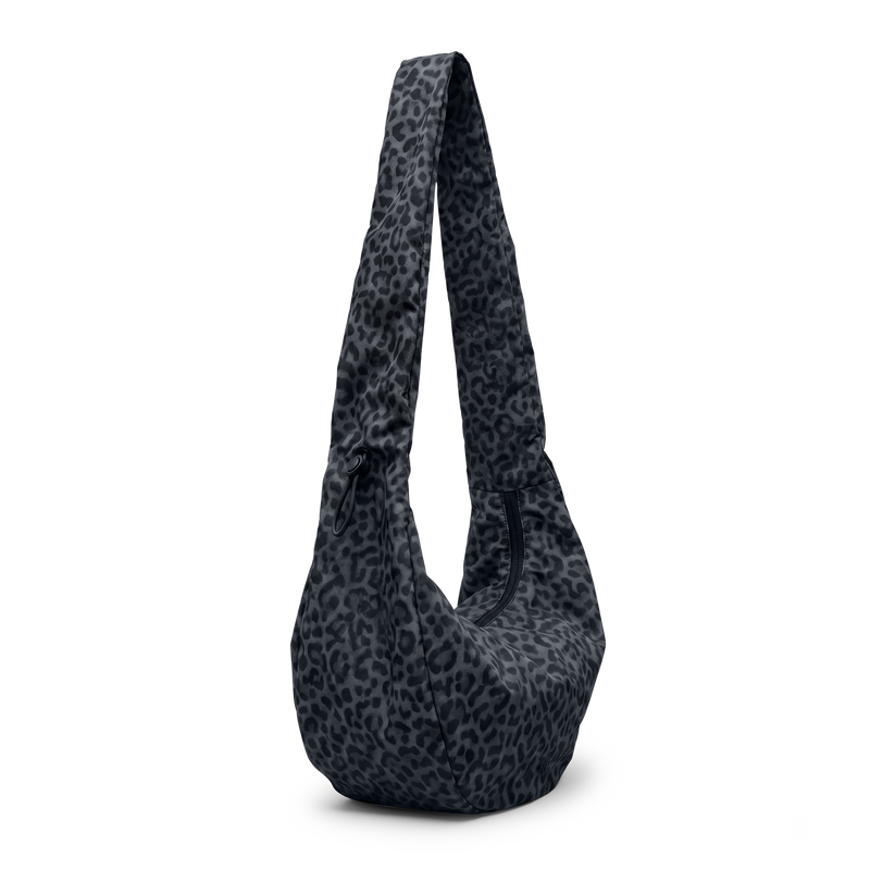MOON BAG RUFFLE CAT SHARK Tasche in black (Schwarz) als diagonale Ansicht.
