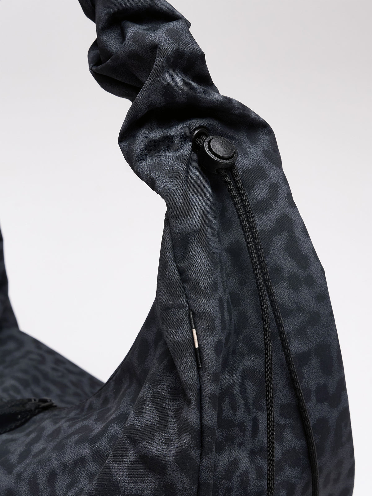 BA0301CS MOON BAG RUFFLE CAT SHARK Tasche in black (Schwarz) als Detailaufnahme.