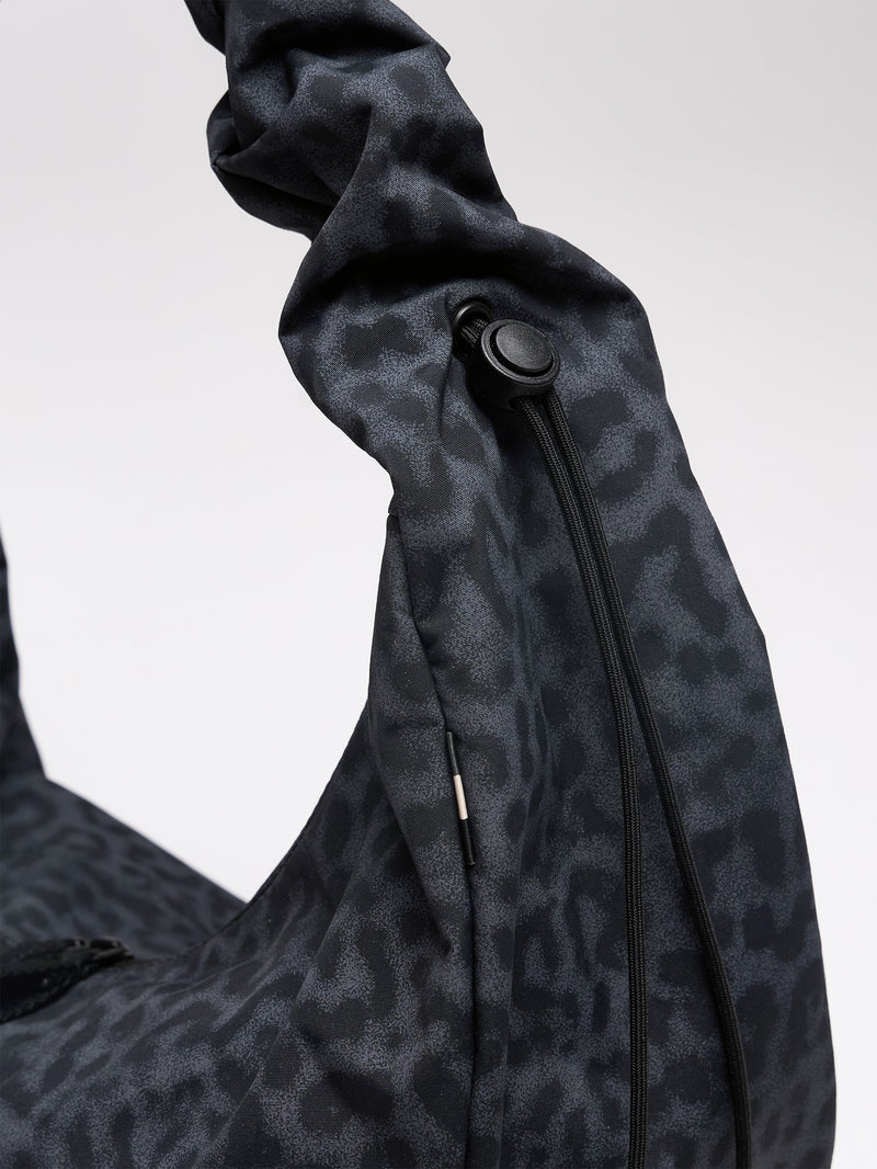 BA0301CS MOON BAG RUFFLE CAT SHARK Tasche in black (Schwarz) als Detailaufnahme.