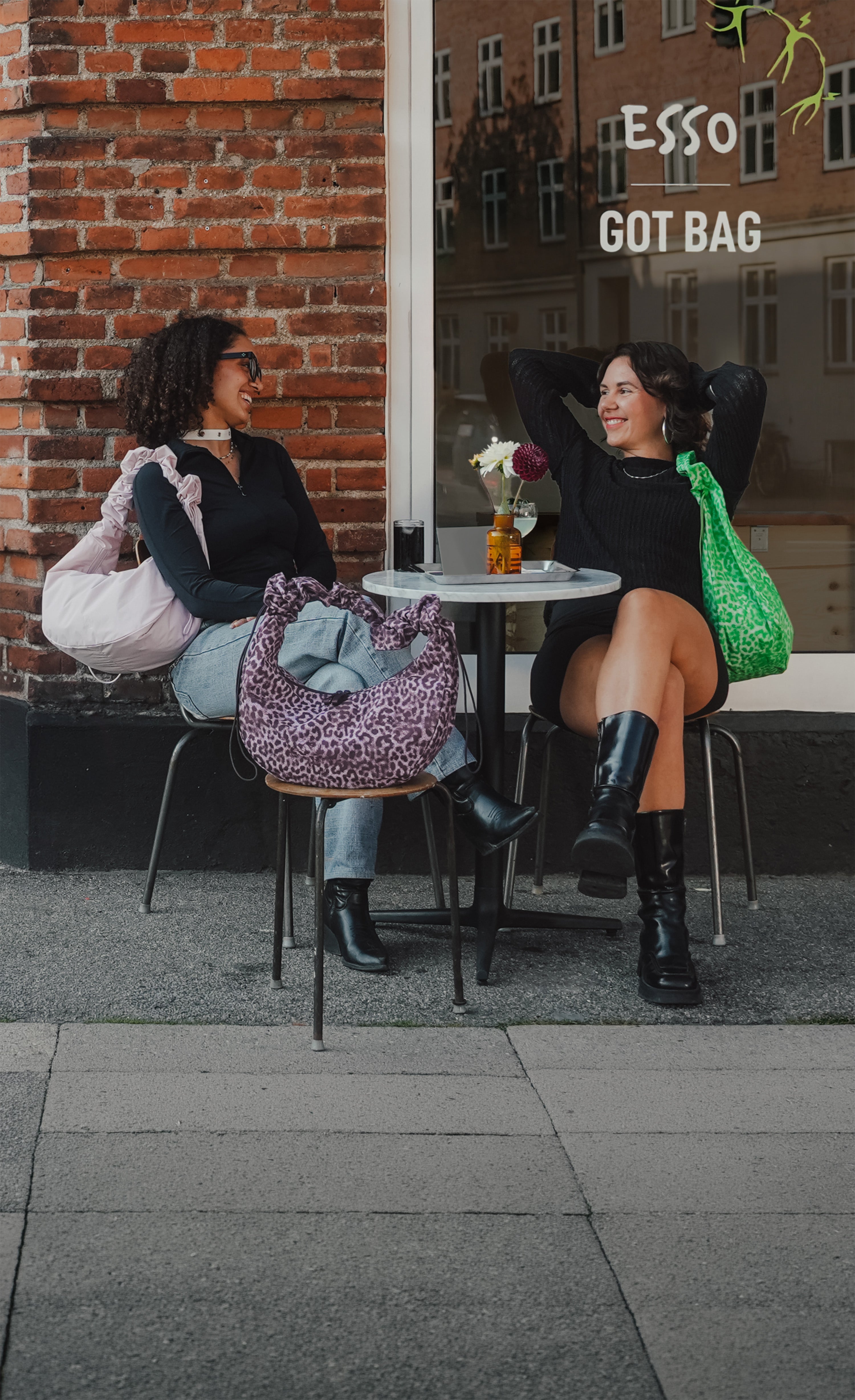 MOON BAG RUFFLE CATSHARK Tasche in sea lion (dunkles Schokobraun) von zwei Frauen getragen.