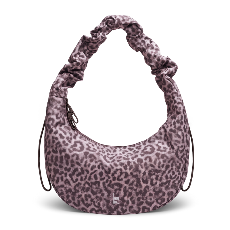 MOON BAG RUFFLE CATSHARK Tasche in sea lion (dunkles Schokobraun) als Studioaufnahme in Frontansicht.