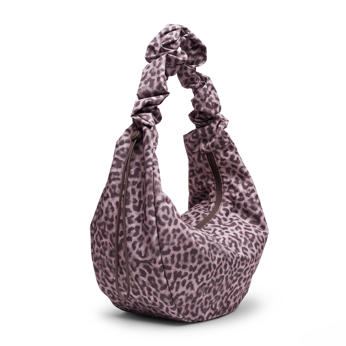MOON BAG RUFFLE CATSHARK Tasche in sea lion (dunkles Schokobraun) mit Leopardenmuster, stehend in Diagonalsicht.