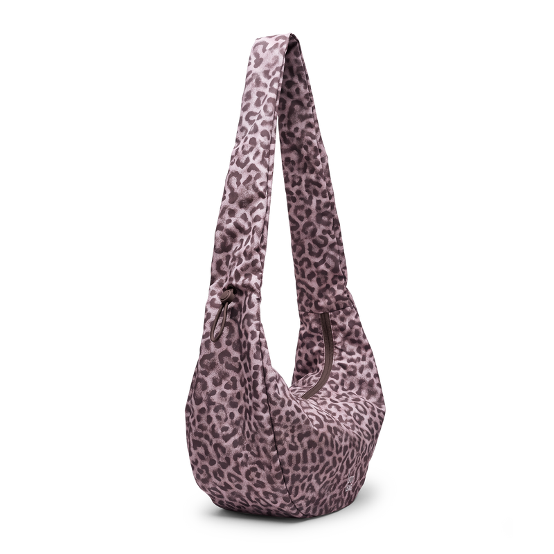 MOON BAG RUFFLE CATSHARK Tasche in sea lion (dunkles Schokobraun) in diagonaler Ansicht.