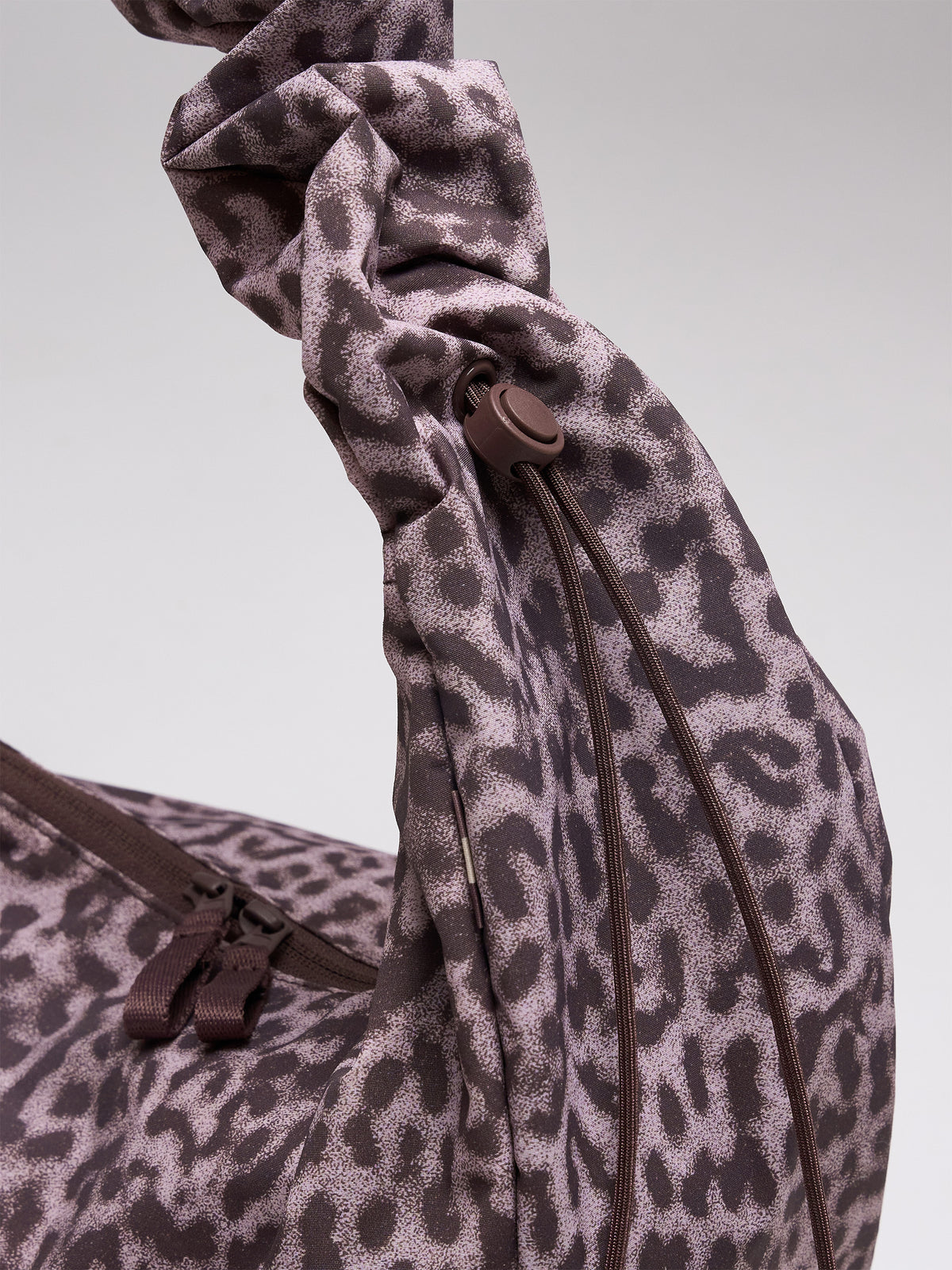 MOON BAG RUFFLE CAT SHARK Tasche in sea lion (dunkles Schokobraun) mit Leopardenmuster, Kordelzug und Knebelverschluss.