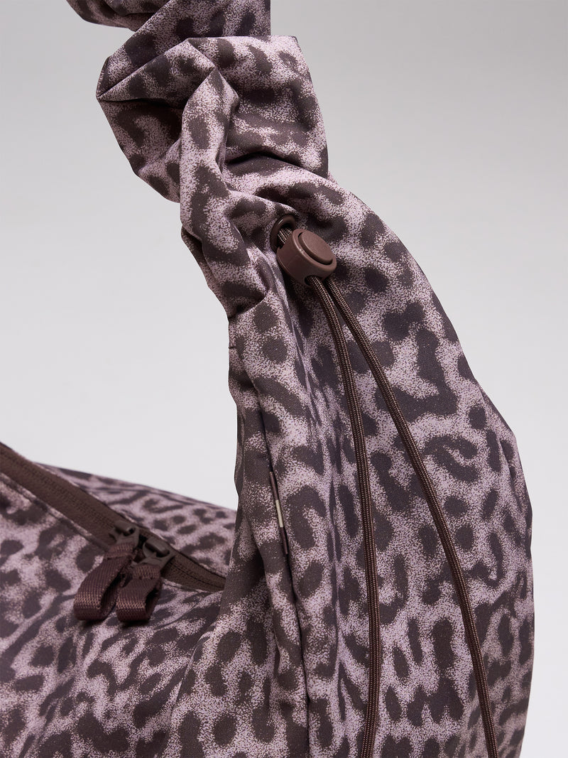 MOON BAG RUFFLE CAT SHARK Tasche in sea lion (dunkles Schokobraun) mit Leopardenmuster, Kordelzug und Knebelverschluss.