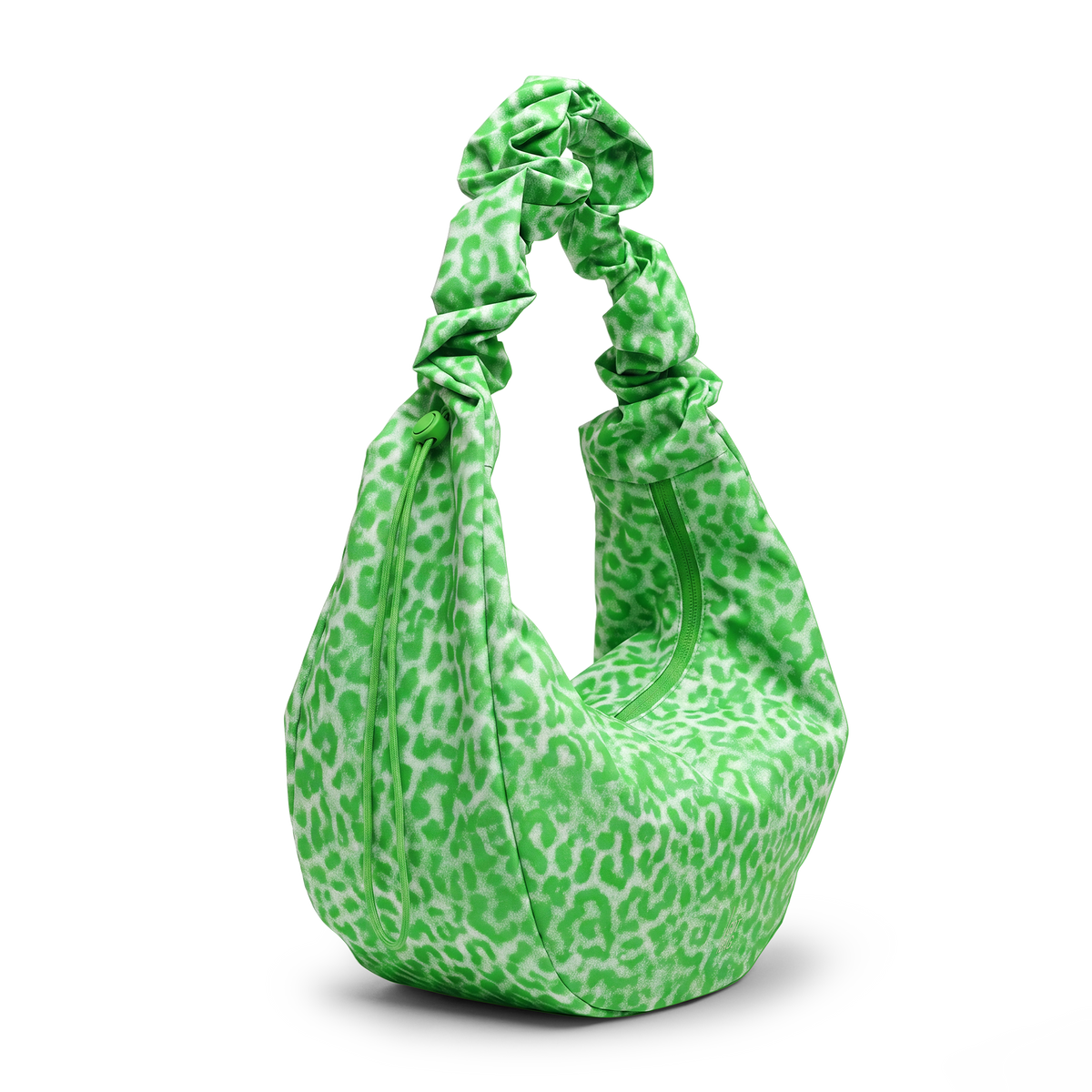 MOON BAG RUFFLE CAT SHARK Tasche mit Leopardenmuster als Studioaufnahme in diagonaler Ansicht.