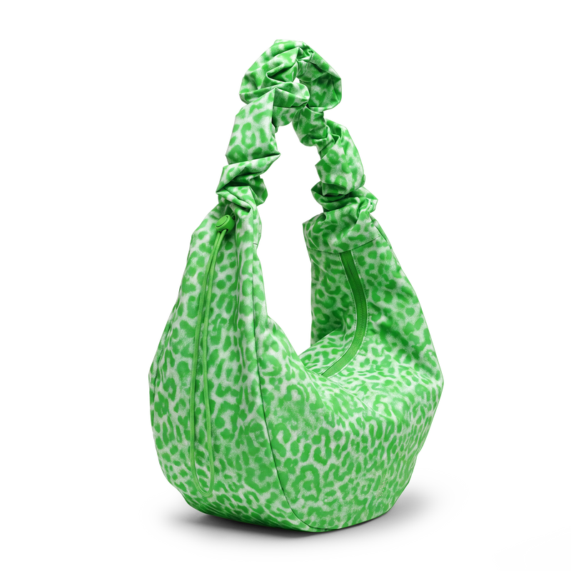 MOON BAG RUFFLE CAT SHARK Tasche mit Leopardenmuster als Studioaufnahme in diagonaler Ansicht.