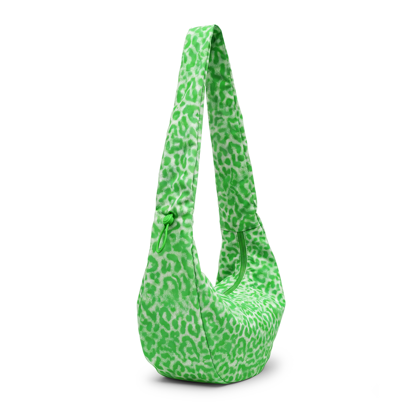 MOON BAG RUFFLE CAT SHARK Tasche in Diagonalansicht.