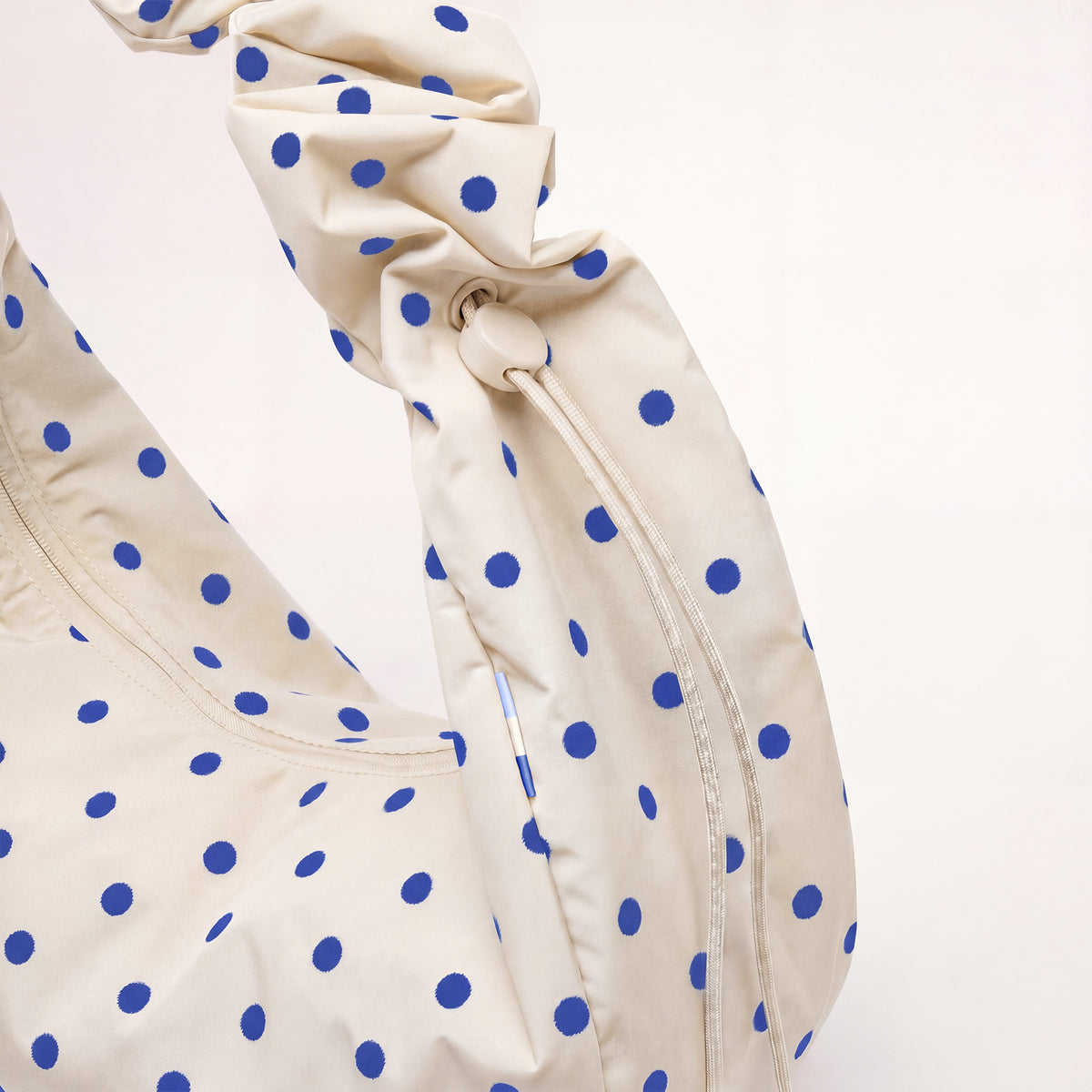 MOON BAG RUFFLE DOT Tasche in cream als Detailaufnahme.