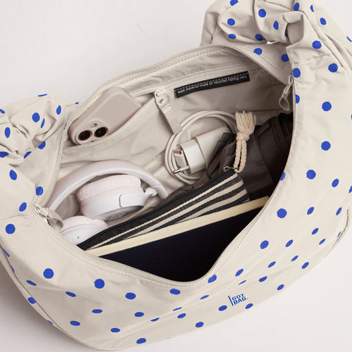 MOON BAG RUFFLE DOT Tasche in cream, Innenansicht mit Inhalt.