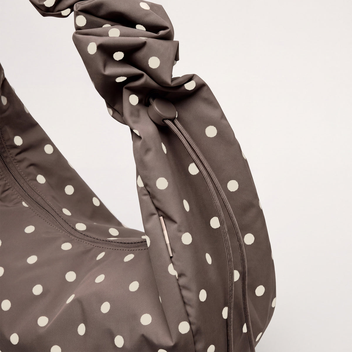 MOON BAG RUFFLE DOT Tasche in oyster (klassisches Taupe-Braun) als Detailaufnahme.