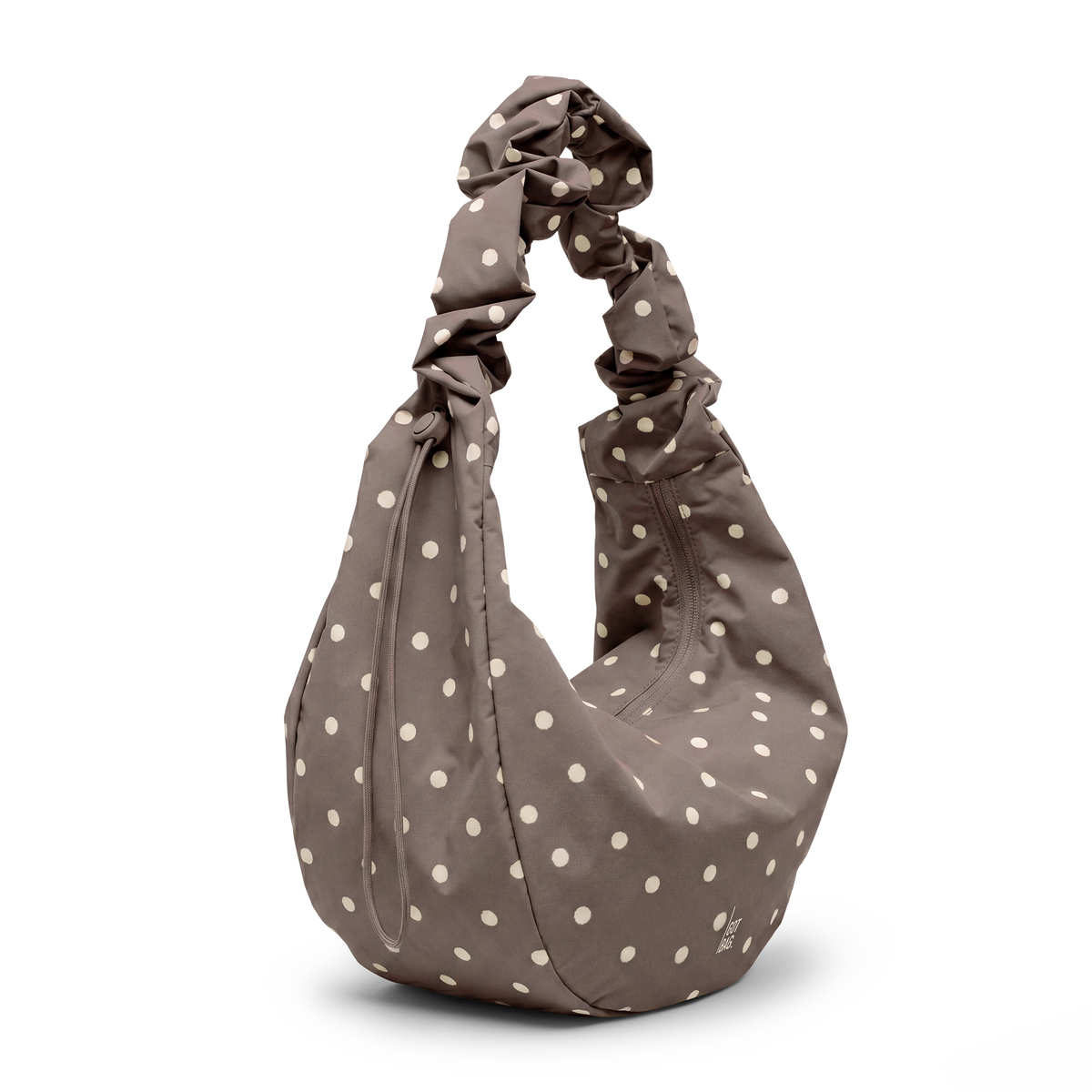 MOON BAG RUFFLE DOT Tasche in oyster (klassisches Taupe-Braun) stehend aus diagonaler Perspektive.